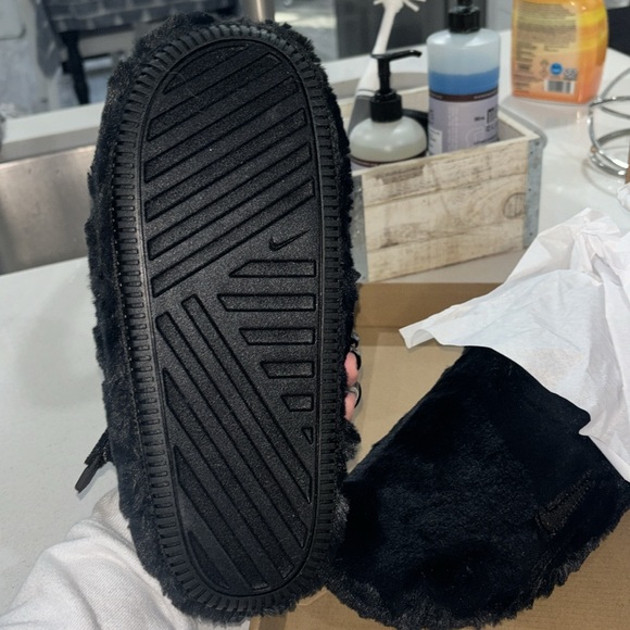 Size 8 women’s black Nike slippers - Picture 2 of 3